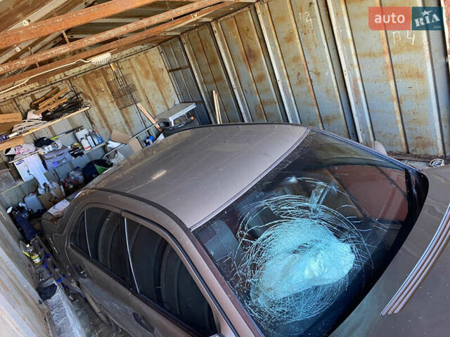 Желтый Мерседес Е-Класс, объемом двигателя 2 л и пробегом 273 тыс. км за 1600 $, фото 1 на Automoto.ua