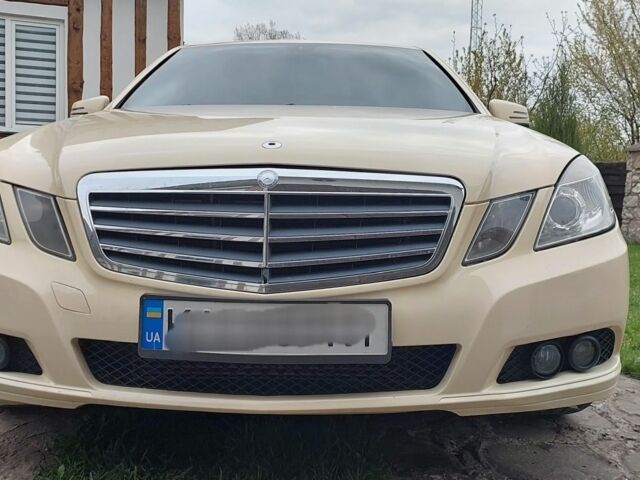 Желтый Мерседес Е-Класс, объемом двигателя 1.8 л и пробегом 350 тыс. км за 7800 $, фото 1 на Automoto.ua