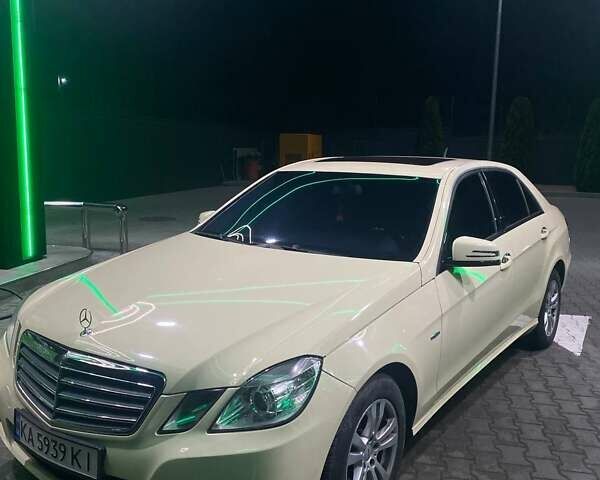 Желтый Мерседес Е-Класс, объемом двигателя 1.8 л и пробегом 340 тыс. км за 9299 $, фото 1 на Automoto.ua