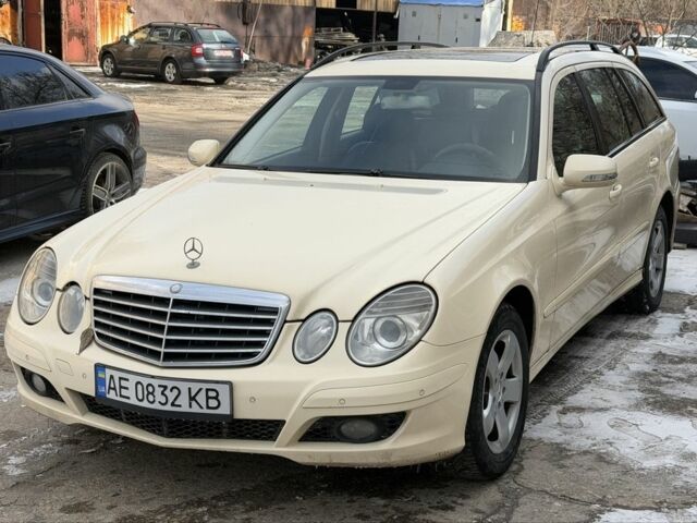 Желтый Мерседес Е-Класс, объемом двигателя 2.1 л и пробегом 272 тыс. км за 3600 $, фото 1 на Automoto.ua
