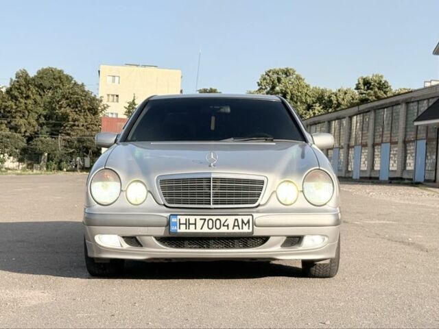 Сірий Мерседес Е-Клас, об'ємом двигуна 2 л та пробігом 200 тис. км за 8422 $, фото 1 на Automoto.ua