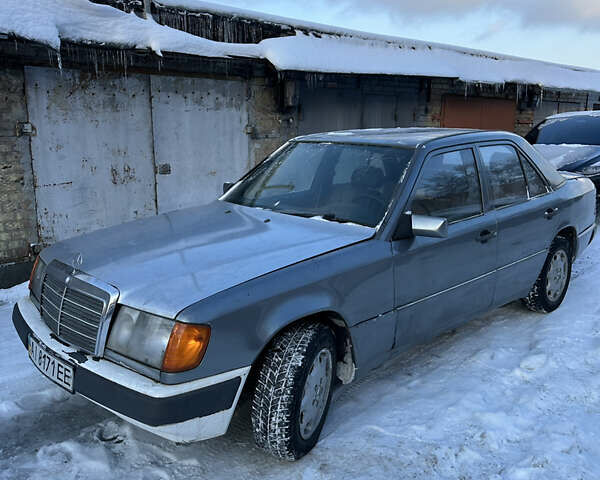 Серый Мерседес Е-Класс, объемом двигателя 2 л и пробегом 222 тыс. км за 2000 $, фото 1 на Automoto.ua