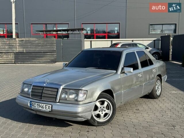 Сірий Мерседес Е-Клас, об'ємом двигуна 2 л та пробігом 300 тис. км за 1450 $, фото 1 на Automoto.ua