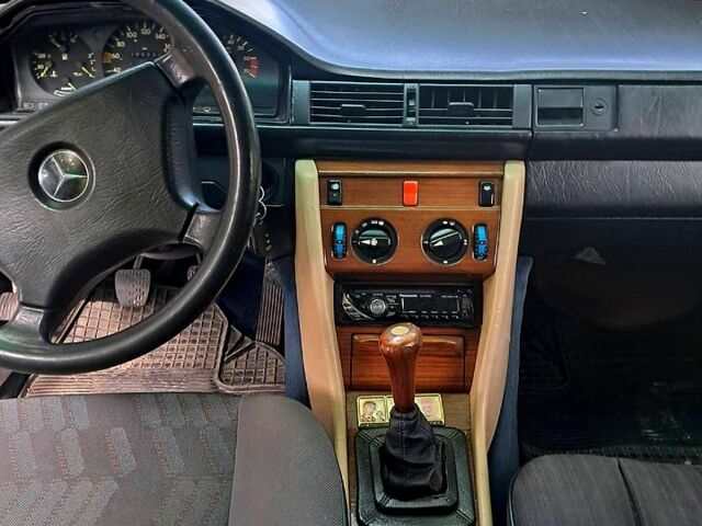 Серый Мерседес Е-Класс, объемом двигателя 2.3 л и пробегом 369 тыс. км за 500 $, фото 1 на Automoto.ua