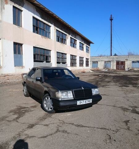 Сірий Мерседес Е-Клас, об'ємом двигуна 2 л та пробігом 250 тис. км за 1200 $, фото 1 на Automoto.ua