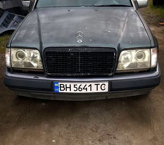 Серый Мерседес Е-Класс, объемом двигателя 2.3 л и пробегом 350 тыс. км за 1100 $, фото 1 на Automoto.ua