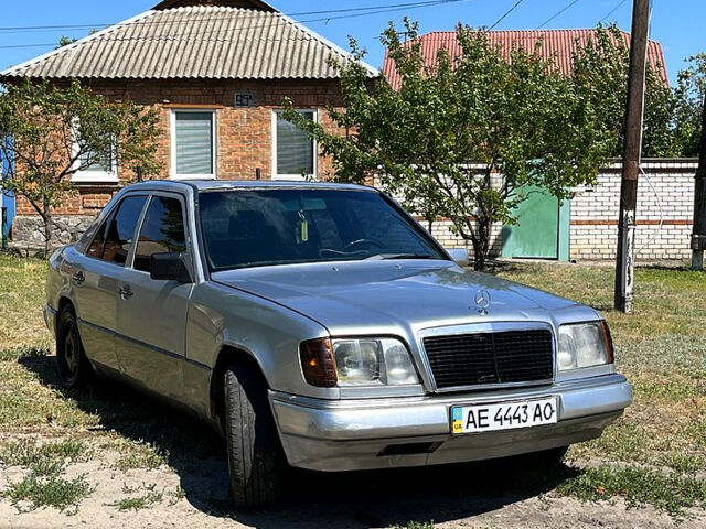 Серый Мерседес Е-Класс, объемом двигателя 2.6 л и пробегом 300 тыс. км за 1500 $, фото 1 на Automoto.ua