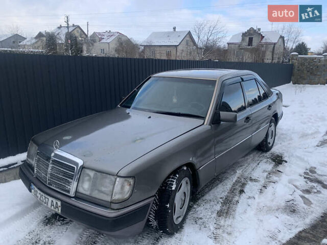 Серый Мерседес Е-Класс, объемом двигателя 2.6 л и пробегом 482 тыс. км за 1650 $, фото 1 на Automoto.ua