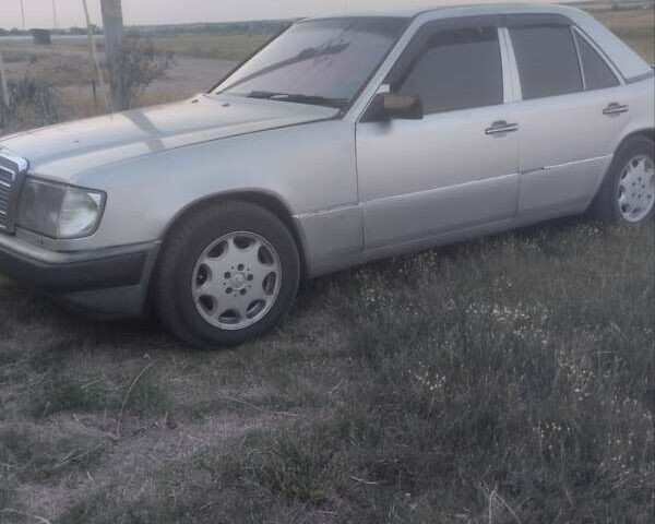 Серый Мерседес Е-Класс, объемом двигателя 3 л и пробегом 300 тыс. км за 2100 $, фото 1 на Automoto.ua