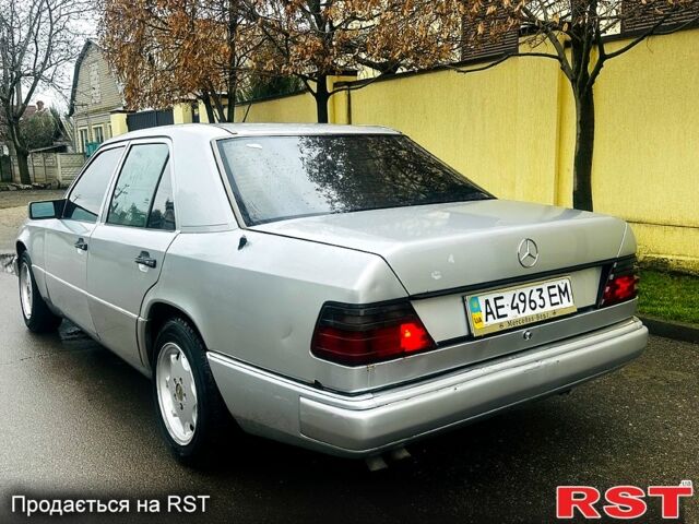 Сірий Мерседес Е-Клас, об'ємом двигуна 2.6 л та пробігом 280 тис. км за 1450 $, фото 1 на Automoto.ua