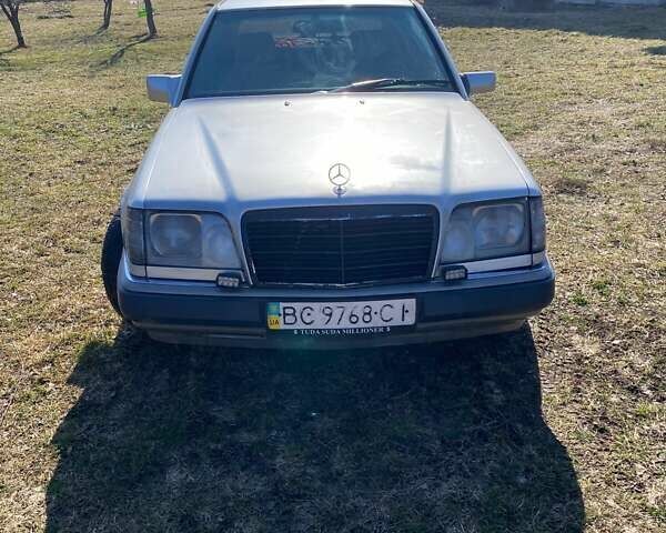 Серый Мерседес Е-Класс, объемом двигателя 2 л и пробегом 440 тыс. км за 2600 $, фото 1 на Automoto.ua