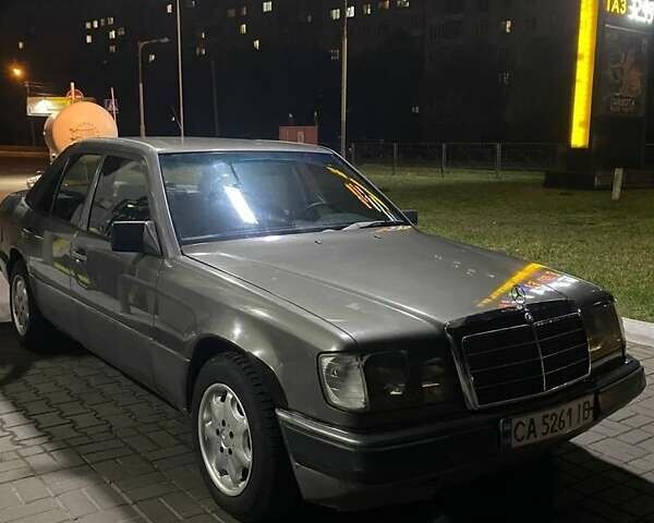 Серый Мерседес Е-Класс, объемом двигателя 2.6 л и пробегом 300 тыс. км за 1800 $, фото 1 на Automoto.ua