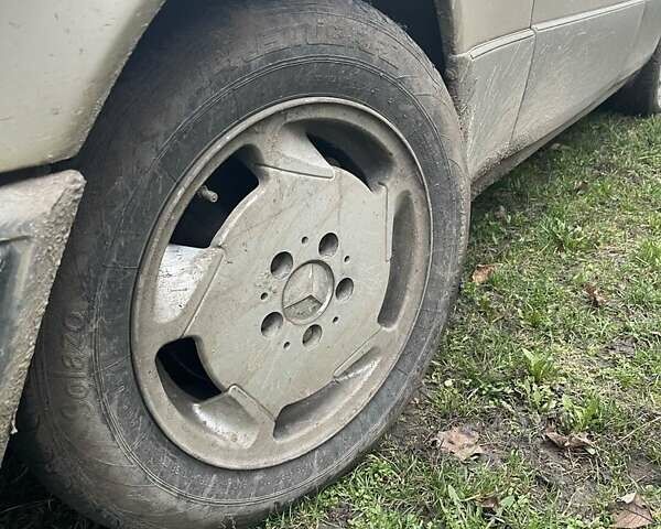 Серый Мерседес Е-Класс, объемом двигателя 2.6 л и пробегом 400 тыс. км за 1500 $, фото 1 на Automoto.ua