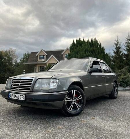 Серый Мерседес Е-Класс, объемом двигателя 2.3 л и пробегом 300 тыс. км за 2999 $, фото 1 на Automoto.ua