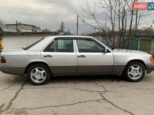 Серый Мерседес Е-Класс, объемом двигателя 2 л и пробегом 325 тыс. км за 1300 $, фото 1 на Automoto.ua