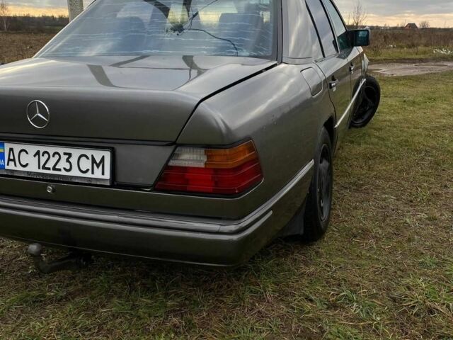 Сірий Мерседес Е-Клас, об'ємом двигуна 3 л та пробігом 500 тис. км за 1750 $, фото 1 на Automoto.ua