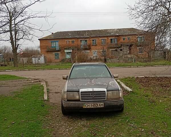 Серый Мерседес Е-Класс, объемом двигателя 2 л и пробегом 200 тыс. км за 700 $, фото 1 на Automoto.ua