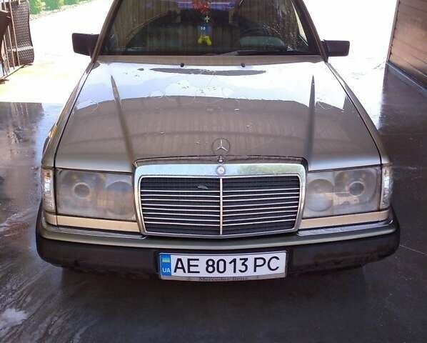 Сірий Мерседес Е-Клас, об'ємом двигуна 2.6 л та пробігом 250 тис. км за 3200 $, фото 1 на Automoto.ua