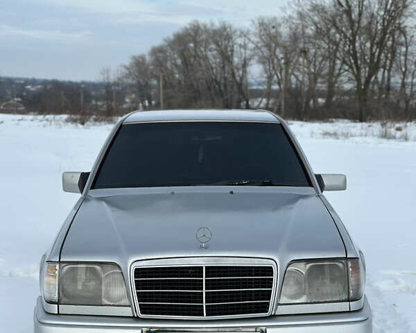 Серый Мерседес Е-Класс, объемом двигателя 2.3 л и пробегом 350 тыс. км за 2100 $, фото 1 на Automoto.ua