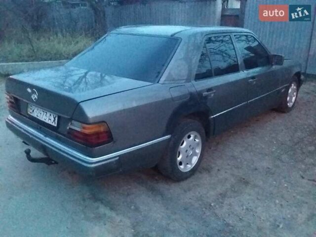 Сірий Мерседес Е-Клас, об'ємом двигуна 2.6 л та пробігом 300 тис. км за 2500 $, фото 1 на Automoto.ua
