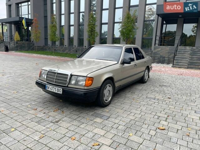 Сірий Мерседес Е-Клас, об'ємом двигуна 2 л та пробігом 350 тис. км за 1650 $, фото 1 на Automoto.ua