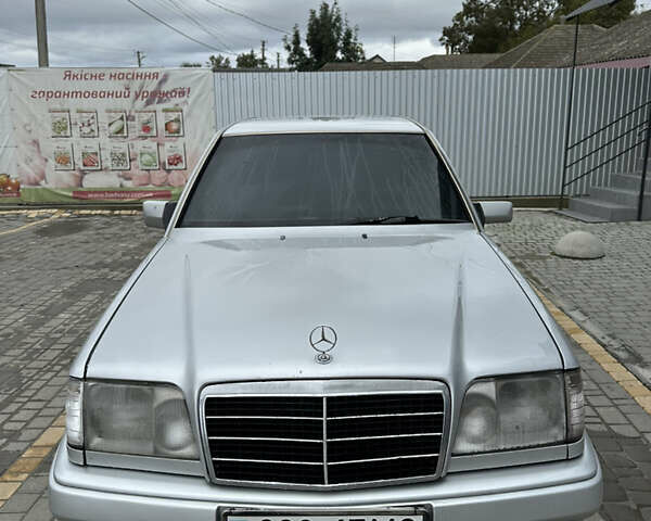 Серый Мерседес Е-Класс, объемом двигателя 2.3 л и пробегом 100 тыс. км за 2100 $, фото 1 на Automoto.ua