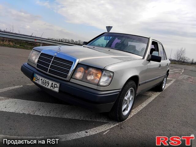 Серый Мерседес Е-Класс, объемом двигателя 3 л и пробегом 640 тыс. км за 3500 $, фото 1 на Automoto.ua