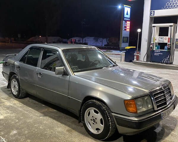 Сірий Мерседес Е-Клас, об'ємом двигуна 2 л та пробігом 300 тис. км за 1600 $, фото 1 на Automoto.ua