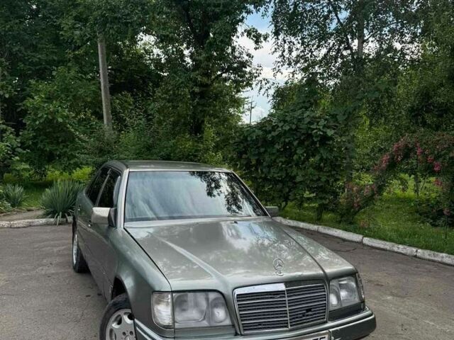 Сірий Мерседес Е-Клас, об'ємом двигуна 2 л та пробігом 300 тис. км за 2300 $, фото 1 на Automoto.ua