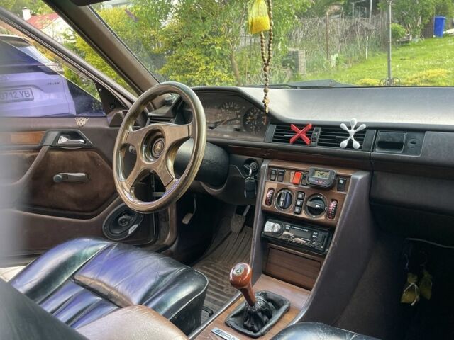 Сірий Мерседес Е-Клас, об'ємом двигуна 2 л та пробігом 300 тис. км за 1650 $, фото 1 на Automoto.ua