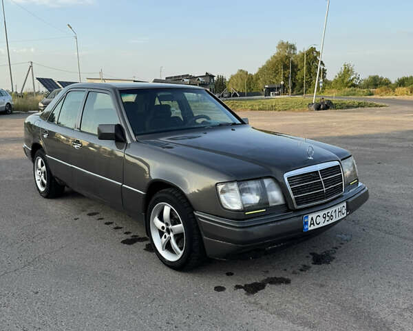 Серый Мерседес Е-Класс, объемом двигателя 2.3 л и пробегом 300 тыс. км за 2150 $, фото 1 на Automoto.ua