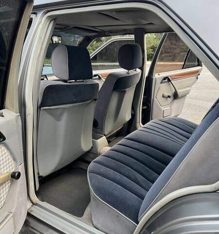 Сірий Мерседес Е-Клас, об'ємом двигуна 2.3 л та пробігом 300 тис. км за 2999 $, фото 1 на Automoto.ua