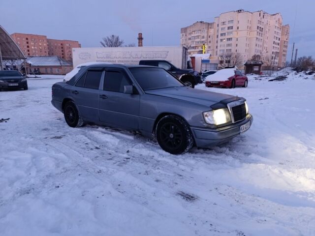 Сірий Мерседес Е-Клас, об'ємом двигуна 2 л та пробігом 400 тис. км за 1100 $, фото 1 на Automoto.ua