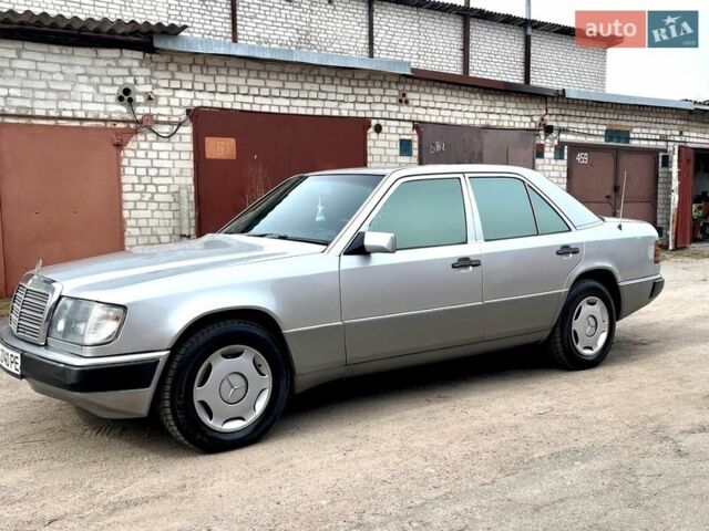 Серый Мерседес Е-Класс, объемом двигателя 2.3 л и пробегом 400 тыс. км за 2100 $, фото 1 на Automoto.ua