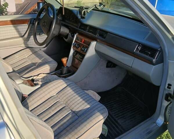 Сірий Мерседес Е-Клас, об'ємом двигуна 2 л та пробігом 300 тис. км за 2400 $, фото 1 на Automoto.ua