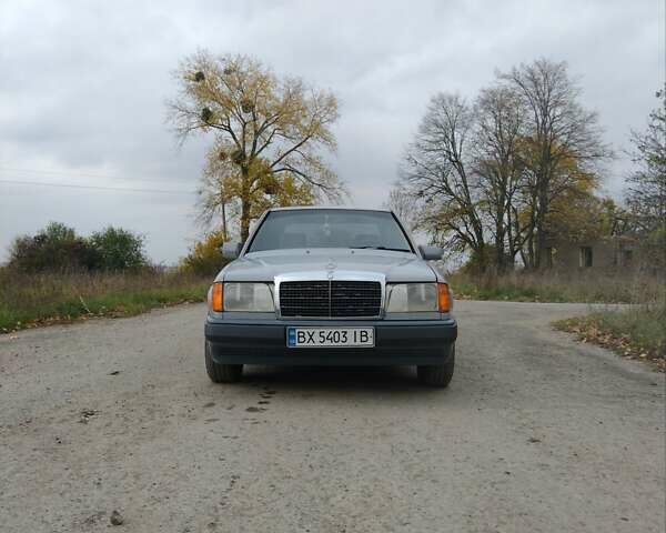 Мерседес Е-Класс 1991 в Каменце-Подольском на Automoto.ua Серый Мерседес Е-Класс, объемом двигателя 2.3 л и пробегом 290 тыс. км за 2750 $, фото 1 на Automoto.ua