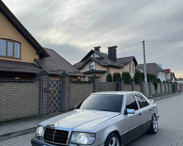 Серый Мерседес Е-Класс, объемом двигателя 2.6 л и пробегом 250 тыс. км за 3450 $, фото 1 на Automoto.ua