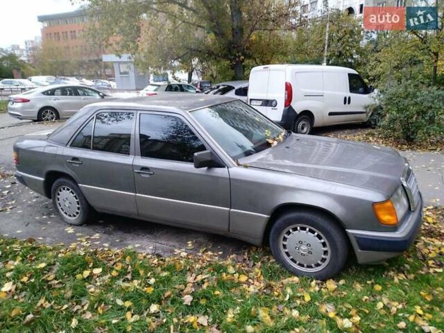 Серый Мерседес Е-Класс, объемом двигателя 2 л и пробегом 250 тыс. км за 3000 $, фото 1 на Automoto.ua