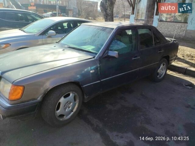 Серый Мерседес Е-Класс, объемом двигателя 3 л и пробегом 296 тыс. км за 1500 $, фото 1 на Automoto.ua