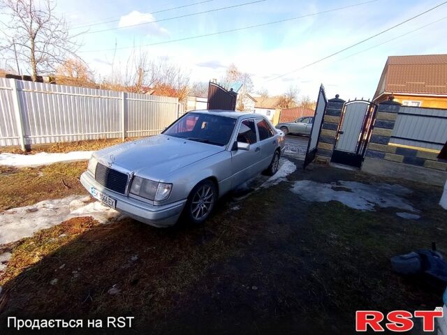 Серый Мерседес Е-Класс, объемом двигателя 2.5 л и пробегом 400 тыс. км за 1450 $, фото 1 на Automoto.ua