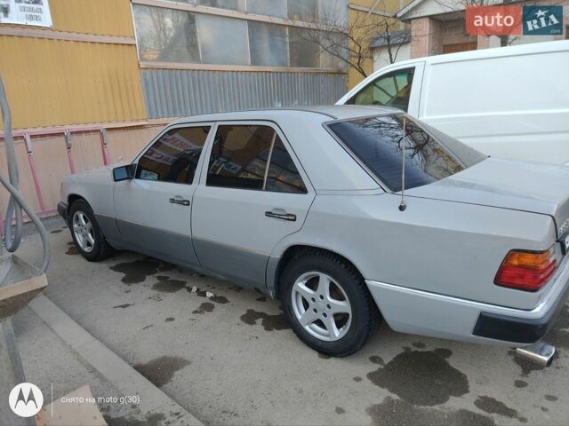 Сірий Мерседес Е-Клас, об'ємом двигуна 2.3 л та пробігом 300 тис. км за 1550 $, фото 1 на Automoto.ua