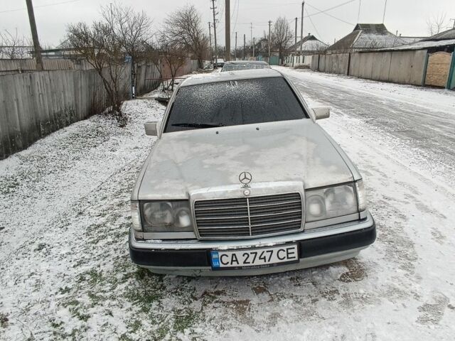 Сірий Мерседес Е-Клас, об'ємом двигуна 2 л та пробігом 300 тис. км за 1200 $, фото 1 на Automoto.ua