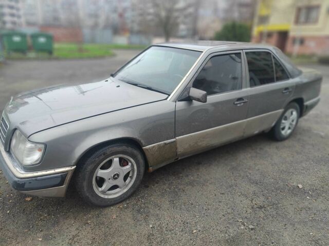 Серый Мерседес Е-Класс, объемом двигателя 2.5 л и пробегом 650 тыс. км за 1537 $, фото 1 на Automoto.ua