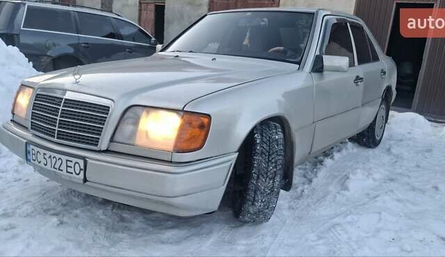 Серый Мерседес Е-Класс, объемом двигателя 2.5 л и пробегом 300 тыс. км за 2500 $, фото 1 на Automoto.ua