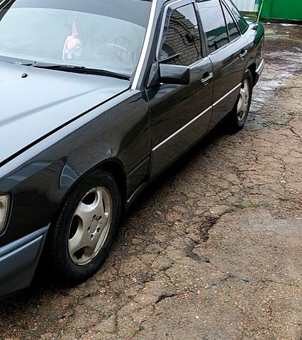 Серый Мерседес Е-Класс, объемом двигателя 3 л и пробегом 300 тыс. км за 2500 $, фото 1 на Automoto.ua