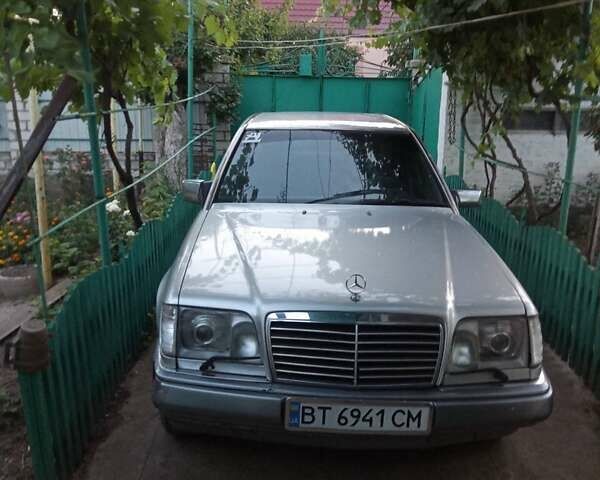 Серый Мерседес Е-Класс, объемом двигателя 3 л и пробегом 302 тыс. км за 4500 $, фото 1 на Automoto.ua