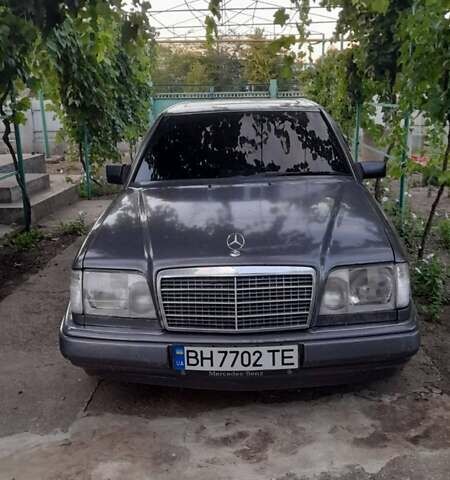 Серый Мерседес Е-Класс, объемом двигателя 2.2 л и пробегом 400 тыс. км за 2500 $, фото 1 на Automoto.ua