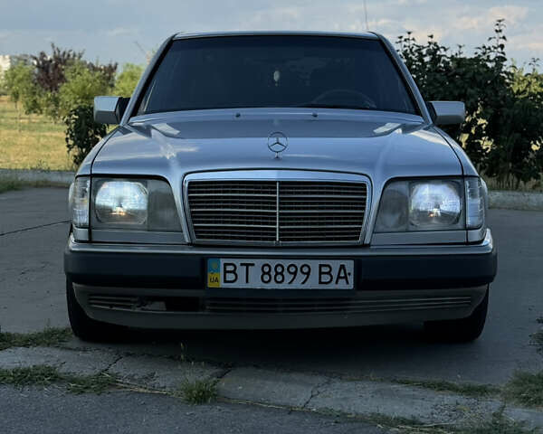 Серый Мерседес Е-Класс, объемом двигателя 3.2 л и пробегом 421 тыс. км за 3500 $, фото 1 на Automoto.ua