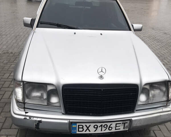 Серый Мерседес Е-Класс, объемом двигателя 2 л и пробегом 300 тыс. км за 1700 $, фото 1 на Automoto.ua