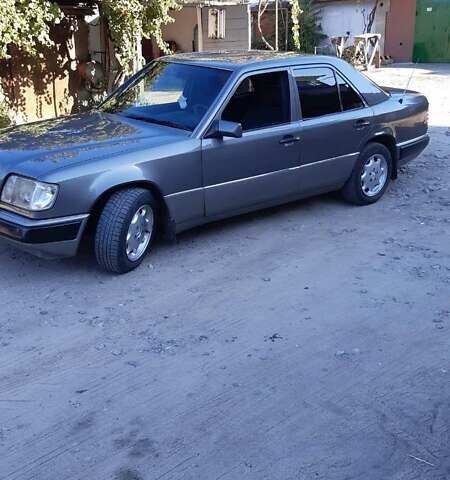 Сірий Мерседес Е-Клас, об'ємом двигуна 2 л та пробігом 431 тис. км за 3000 $, фото 1 на Automoto.ua